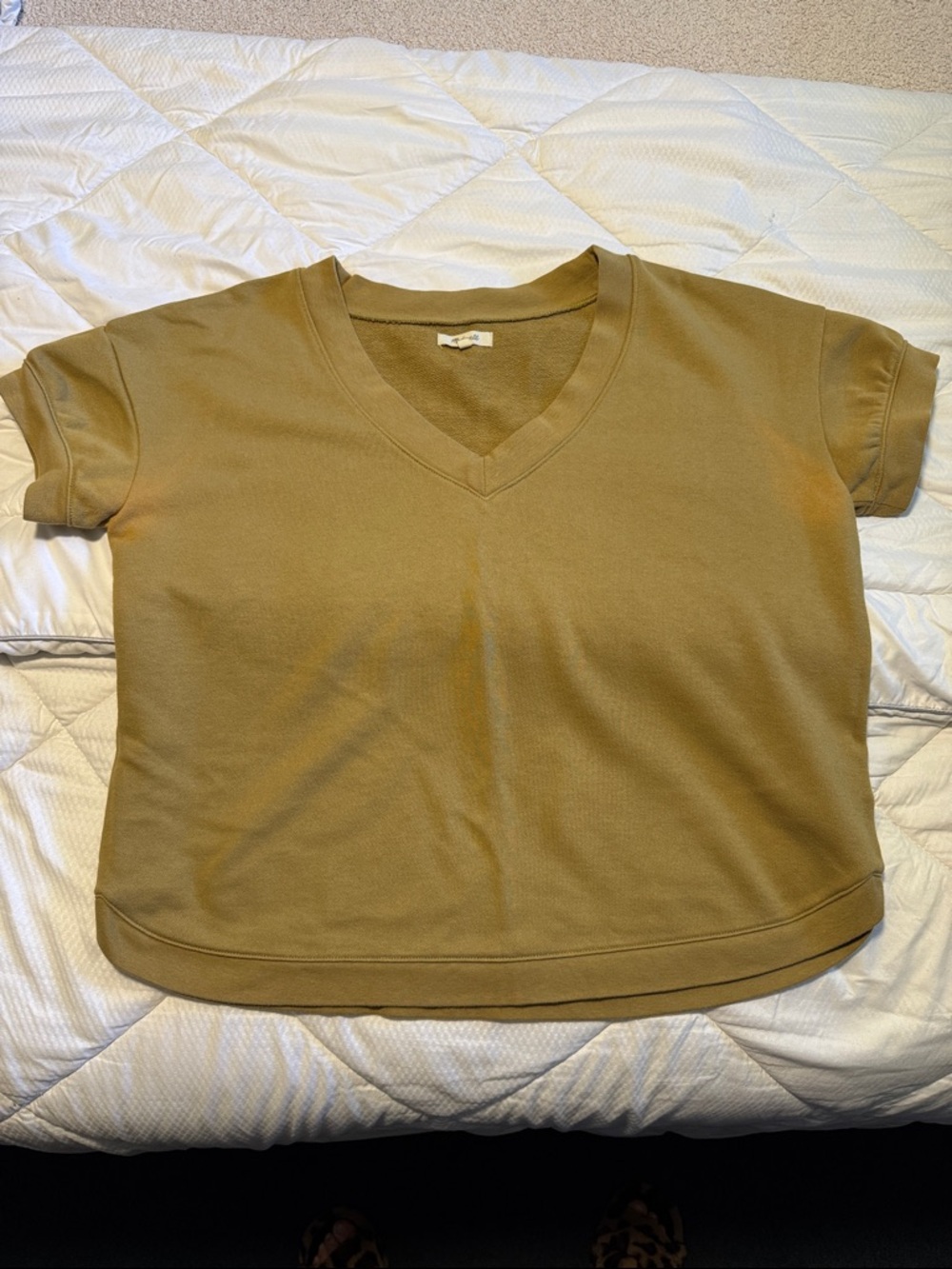 Madewell Short puff Sleeve V-Neck Tee in camel mustard green? Sweatshirt tee xl